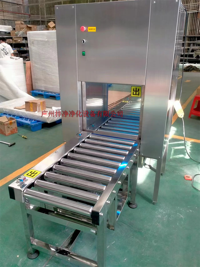 傳動帶輸送線傳遞窗的制作法于其它普通傳遞窗不一樣，傳動帶輸送線傳遞窗下面加了條流水線，上層要傳遞貨物。