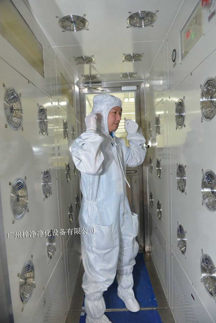 風淋室不僅可以為工作人員提供清潔的空氣環境，還可以對物料進行凈化處理。