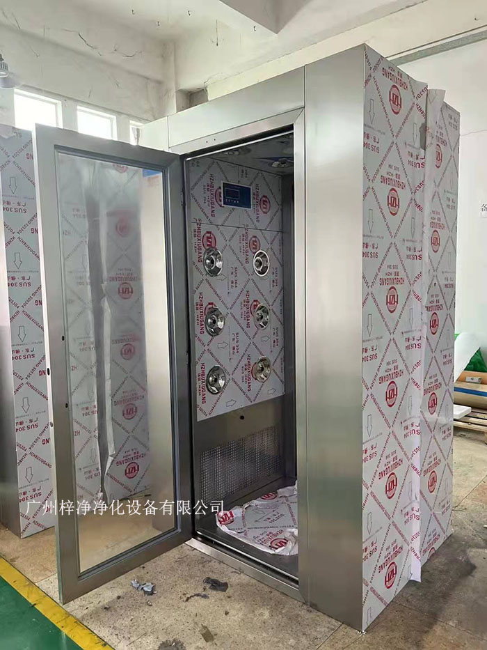 風(fēng)淋室的主要功能是通過高速氣流將塵埃和污物吹離工作人員的衣物和身體,從而確保進(jìn)入潔凈室的環(huán)境符合規(guī)定的潔凈度標(biāo)準(zhǔn)。 風(fēng)淋室的主要功能是通過高速氣流將塵埃和污物吹離工作人員的衣物和身體,從而確保進(jìn)入潔凈室的環(huán)境符合規(guī)定的潔凈度標(biāo)準(zhǔn)。