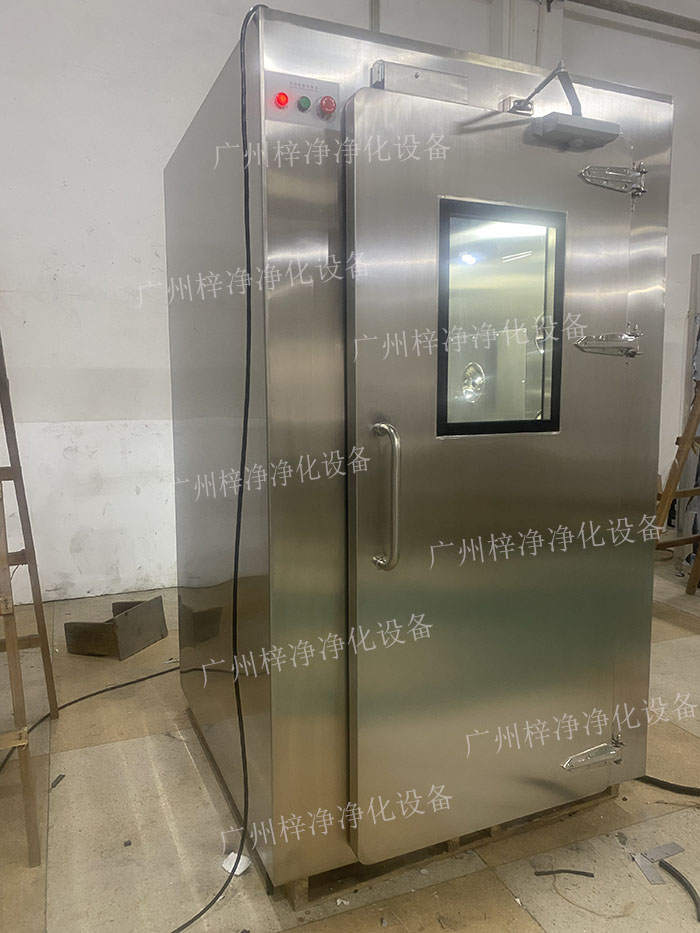 高端滿焊風(fēng)淋室采用滿焊接工藝,無縫連接,防止塵埃進入,確保潔凈室的空氣質(zhì)量。 高端滿焊風(fēng)淋室采用滿焊接工藝,無縫連接,防止塵埃進入,確保潔凈室的空氣質(zhì)量。