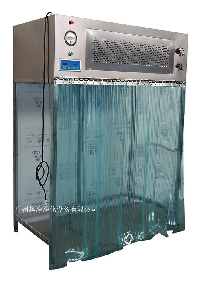 百級(jí)潔凈層流罩它主要由箱體、風(fēng)機(jī)、初效空氣過(guò)濾器、高效空氣過(guò)濾器、阻尼層、燈具等組成。 百級(jí)潔凈層流罩它主要由箱體、風(fēng)機(jī)、初效空氣過(guò)濾器、高效空氣過(guò)濾器、阻尼層、燈具等組成。