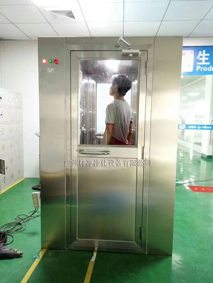 操作前應檢查風淋室各部件是否完好，包括門體、噴嘴、風機、照明等。