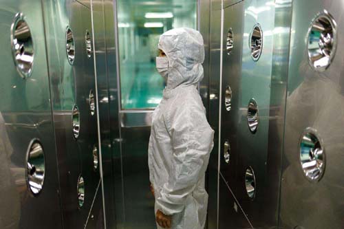 風淋室和貨淋室吹淋過程產生的灰塵通過三重機制實現定向處理。 風淋室和貨淋室吹淋過程產生的灰塵通過三重機制實現定向處理。