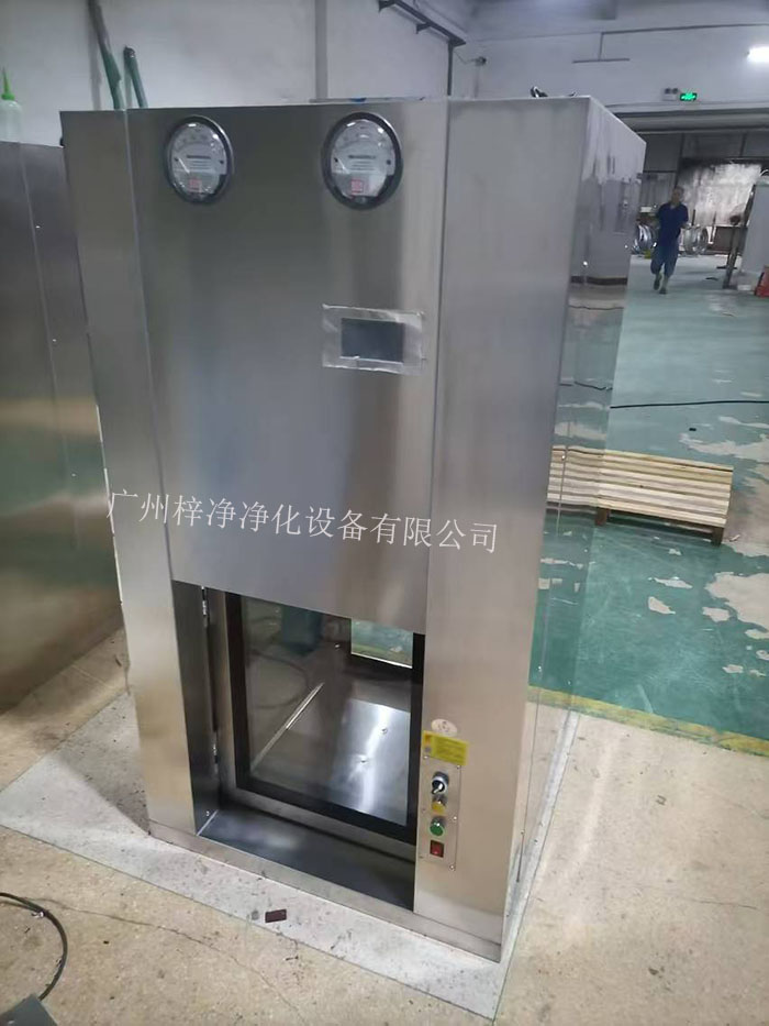 傳遞窗是一種用于潔凈室內部或潔凈室與外界之間傳遞物品的設備，可以防止外部污染進入潔凈室。