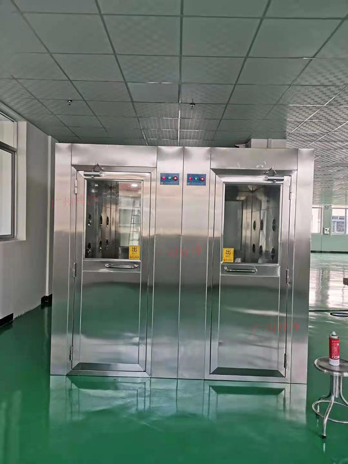 風(fēng)淋室主要功能是通過快速氣流的作用，去除人員和物料表面攜帶的塵埃和微生物，以確保進入潔凈室的人員和物料不會污染車間環(huán)境。