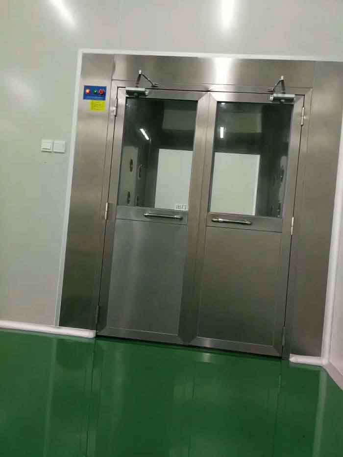 風淋室的主要作用是對進入潔凈室的人員進行快速的人身凈化