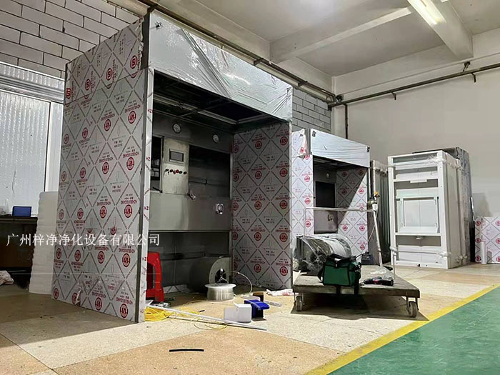 負壓稱稱量罩通過創造一個低氣壓的環境，防止生產過程中的粉塵、揮發物等有害物質逸散到外界環境中，同時確保稱量結果的準確性。