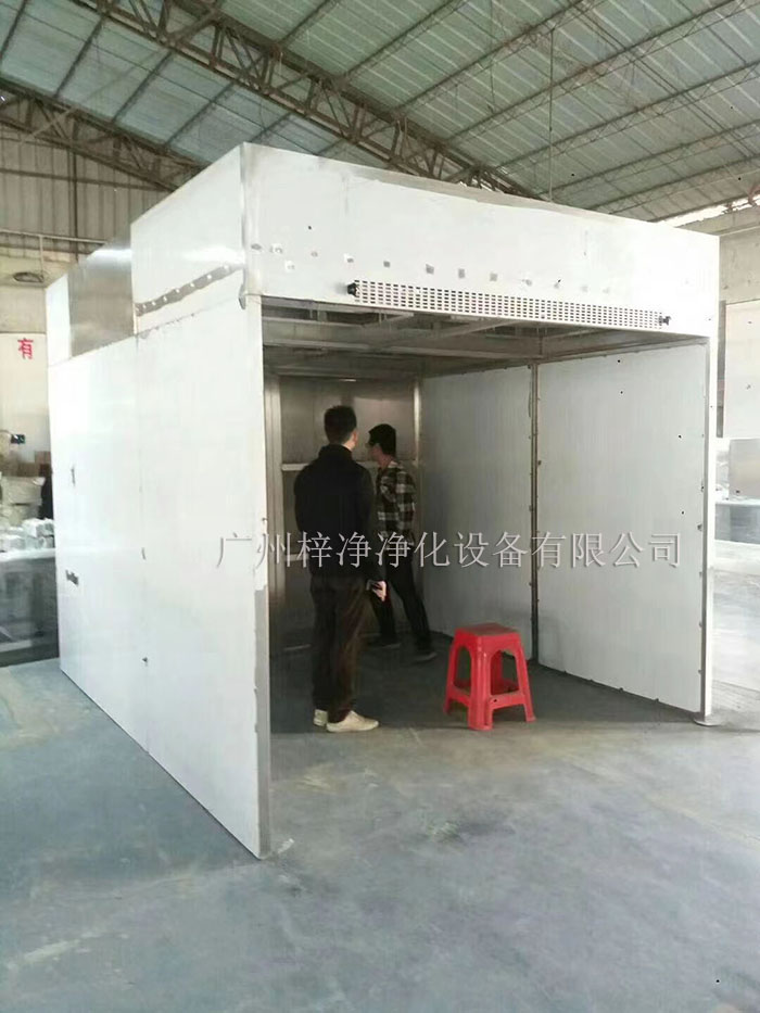 負壓稱稱量罩通過創造一個低氣壓的環境，防止生產過程中的粉塵、揮發物等有害物質逸散到外界環境中，同時確保稱量結果的準確性。