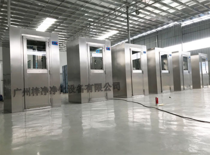 風淋室可以有效去除進入實驗室人員的衣物、頭發(fā)等表面攜帶的塵埃和微粒，降低實驗室內(nèi)的污染風險。