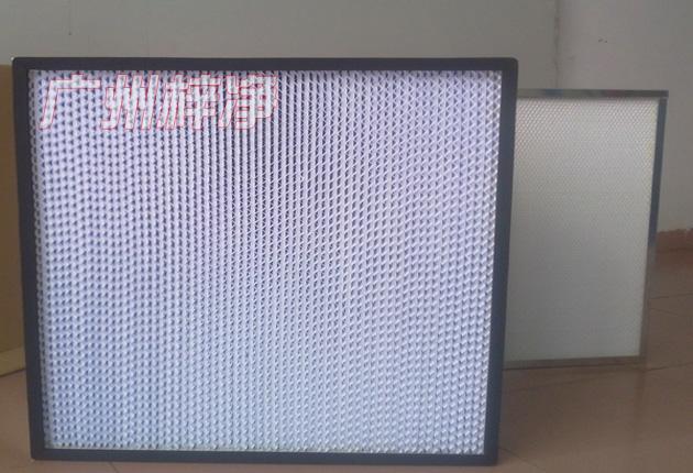 HS有隔板高效過濾器可廣泛用于光學電子、LCD液晶制造，生物醫(yī)藥、精密儀器、飲料食品，PCB印刷等行業(yè)無塵凈化車間的空調末端送風處。