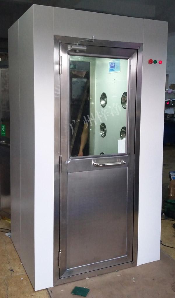 1200型風淋室 1200型風淋室是進入潔凈室所必需的通道,可以減少進出潔凈室所帶來的污染問題。